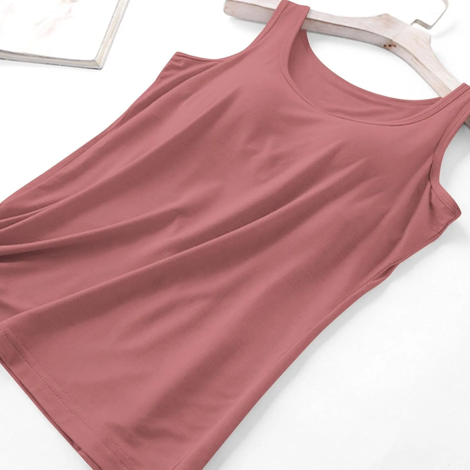 JIEMUXIU Tank Tops for Women with Built in Bra 2025 Casual Scoop Neck Sleeveless Tee Summer Basic Workout Top Camisole